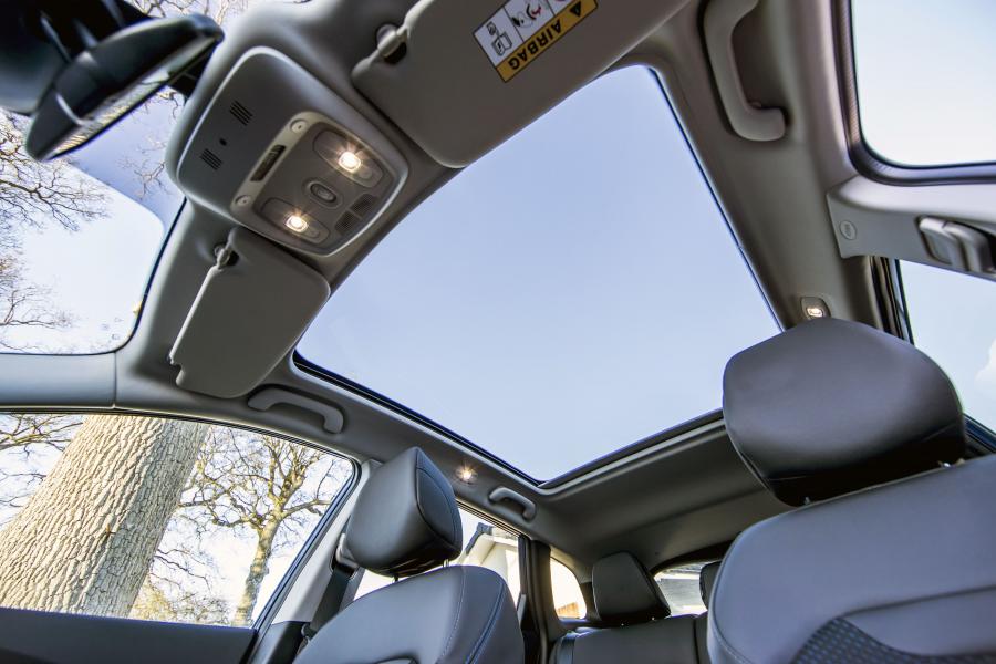 Интерьер Renault Kadjar 2019 года  (UK) (фото 24 из 40)